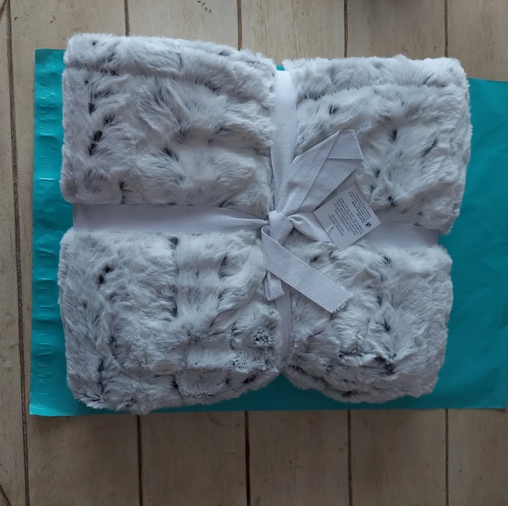 Outrageously Soft Minky Snow Leopard Faux Fur Luxe Throw Blanket 50 x 60 BNWT